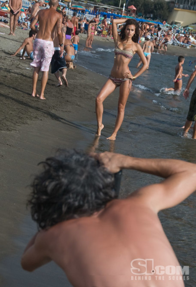 09_irina-shayk_behind_13.jpg